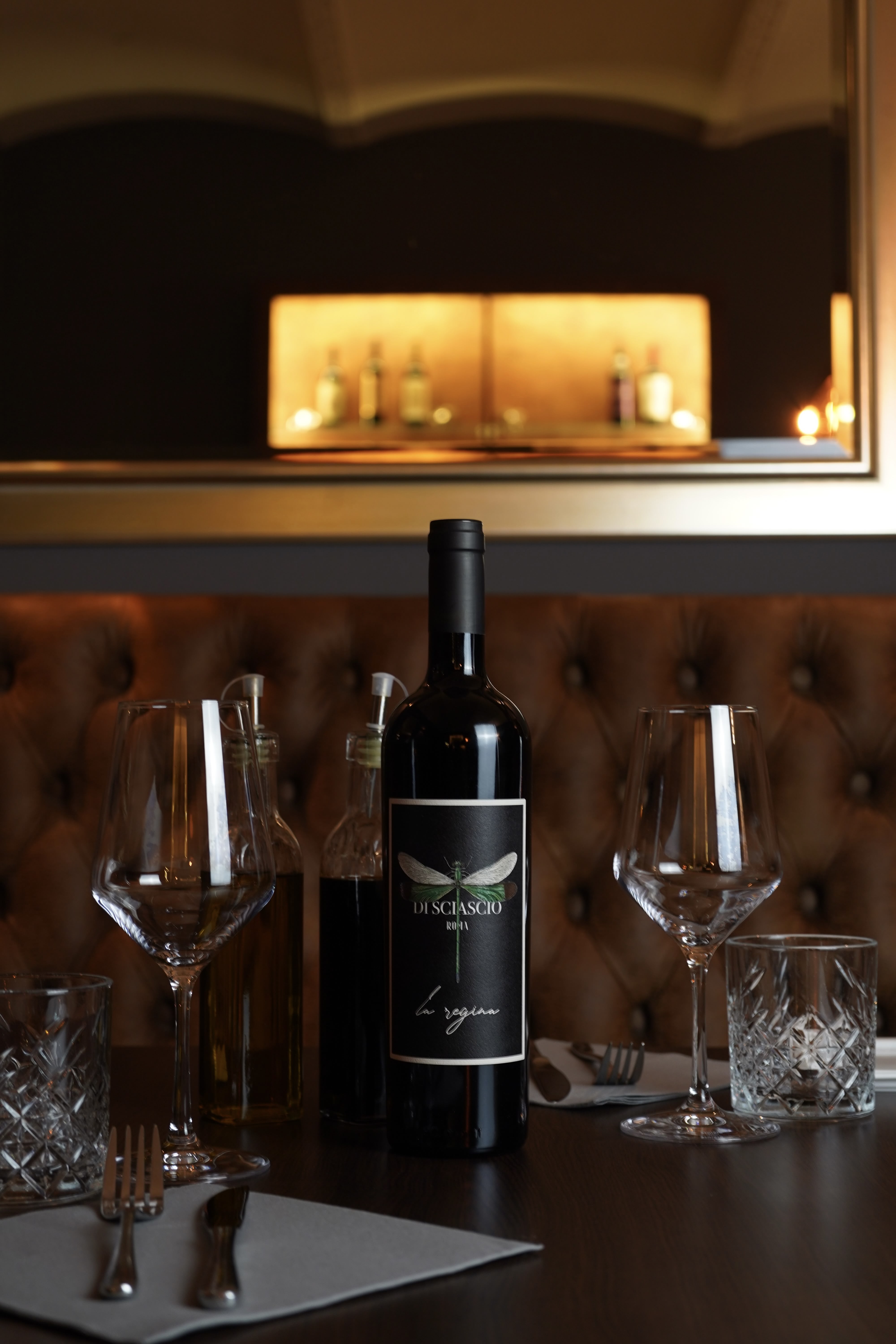 Rotwein und Gläser auf dem Tisch im Rossini Bensheim