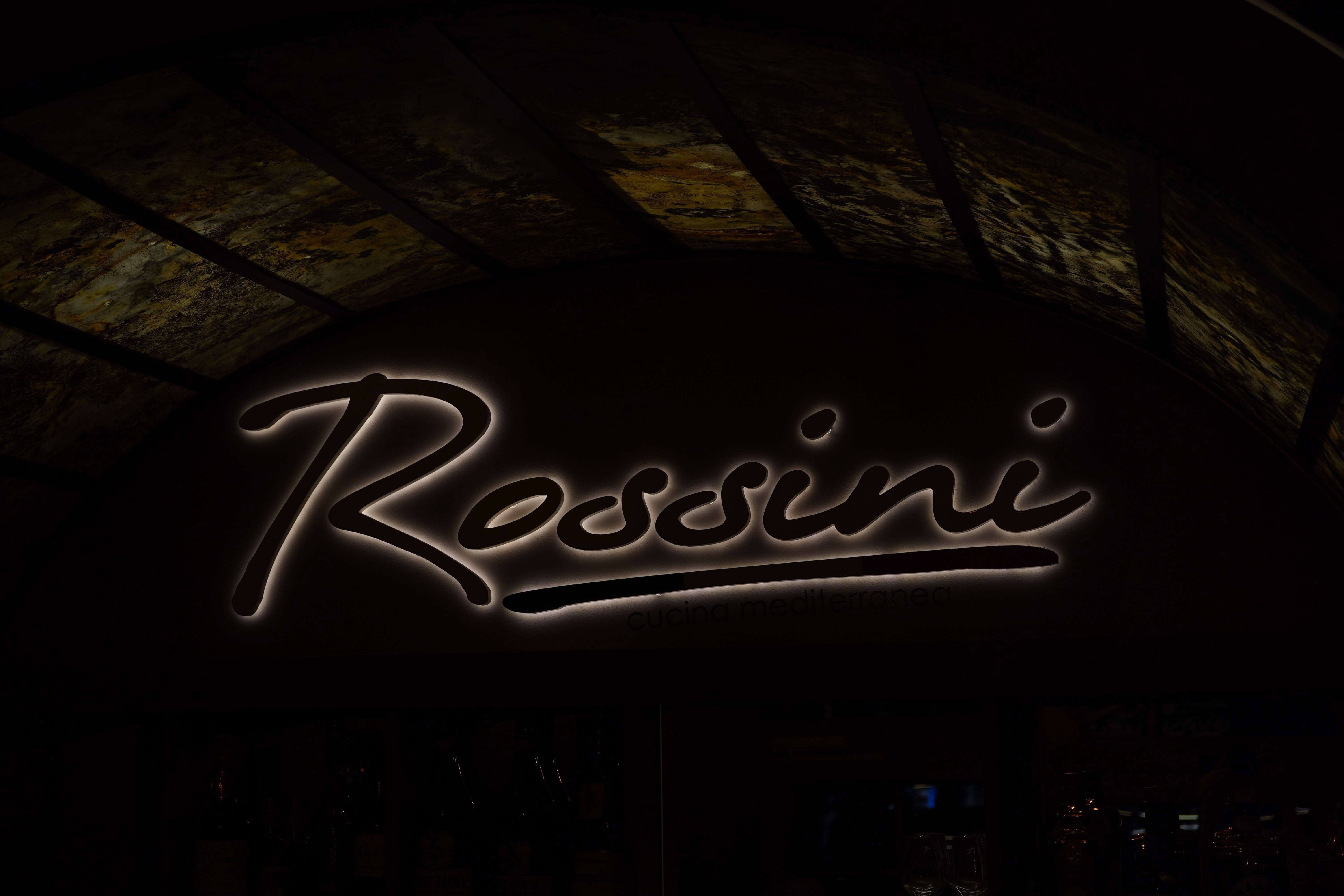 Rossini, Cucina mediterranea, beleuchtetes Schild